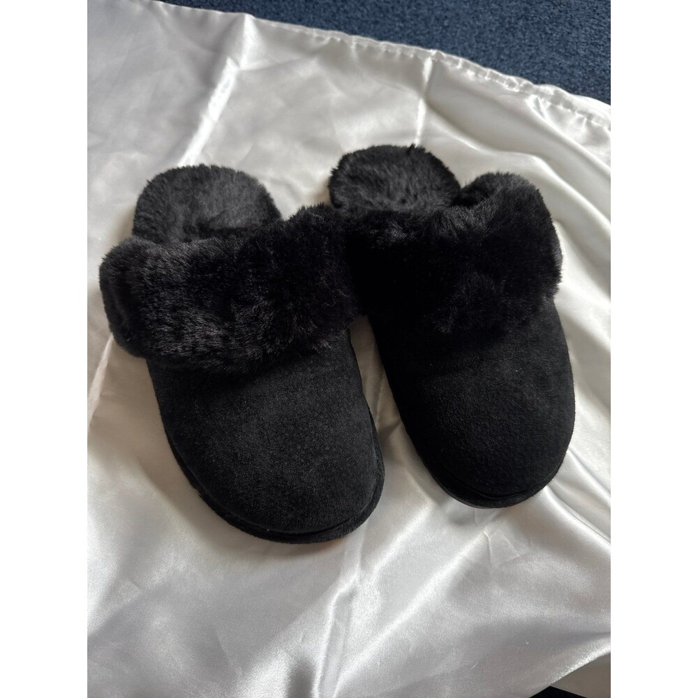 Women’s black fuzzy slippers
